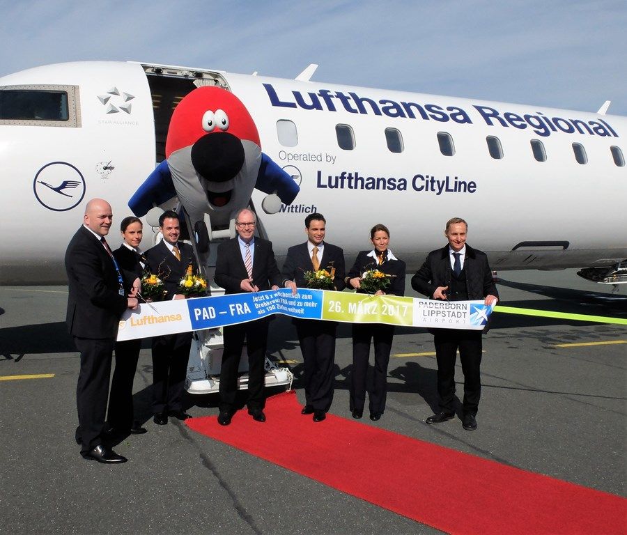 Roland Hüser, Prokurist und kaufmännischer Leiter der Flughafen Paderborn/Lippstadt GmbH, Landrat Manfred Müller, Aufsichtsratsvorsitzender der Flughafengesellschaft, und Dr. Marc Cezanne, Geschäftsführer der Flughafen Paderborn/Lippstadt GmbH, gemeinsam mit der Crew des Erstfluges LH 363.  Paderborn-Lippstadt Airport